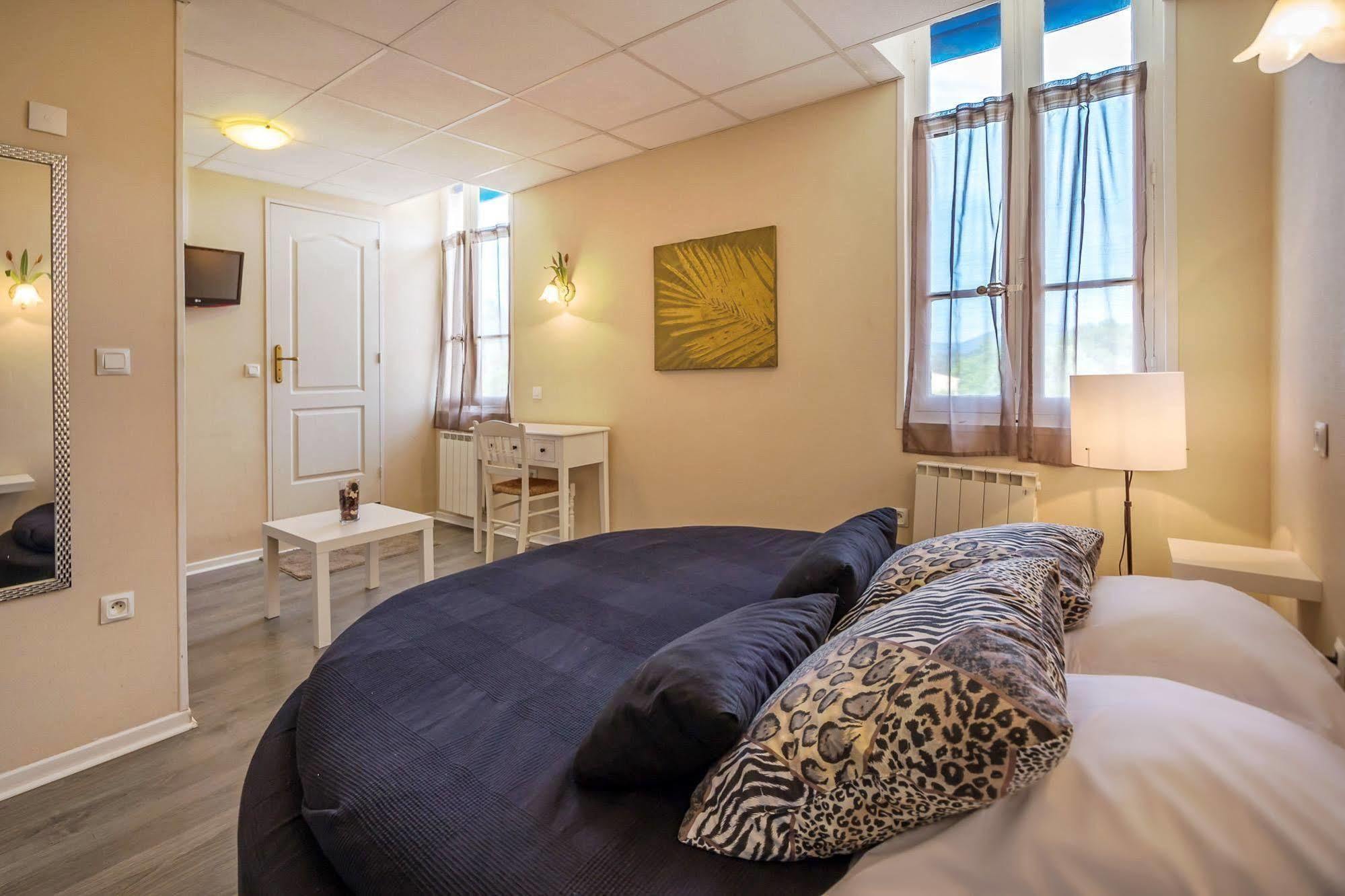 Hotel Des Moulins Allauch Bagian luar foto